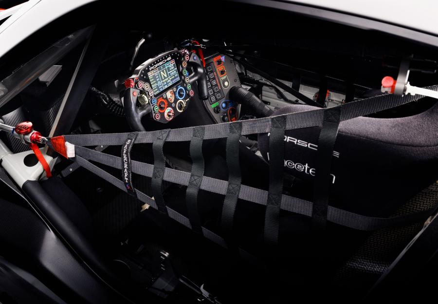 Интерьер Porsche 911 RSR (991) 2019 года  (фото 17 из 21)